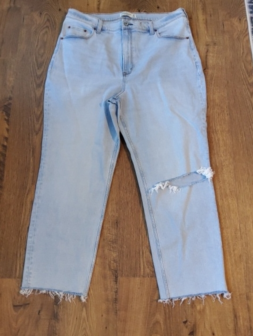 Abercrombie & Fitch Boyfriend Jeans with Knee Rip Curve Love 33/16 Plus